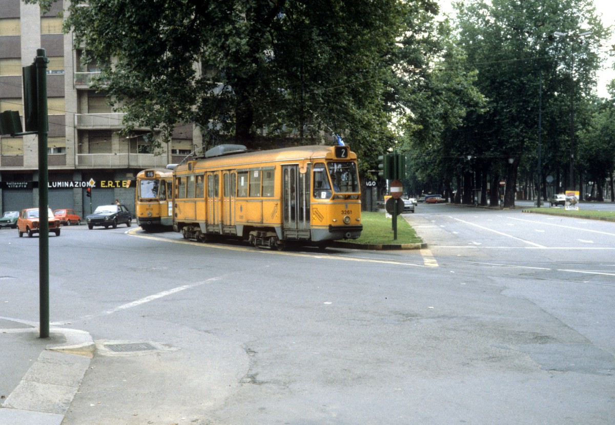 Torino / Turin ATM SL 2 (Tw 3261) und SL 16 (Tw 3113) Corso Regina Margherita am 5. Juli 1981.