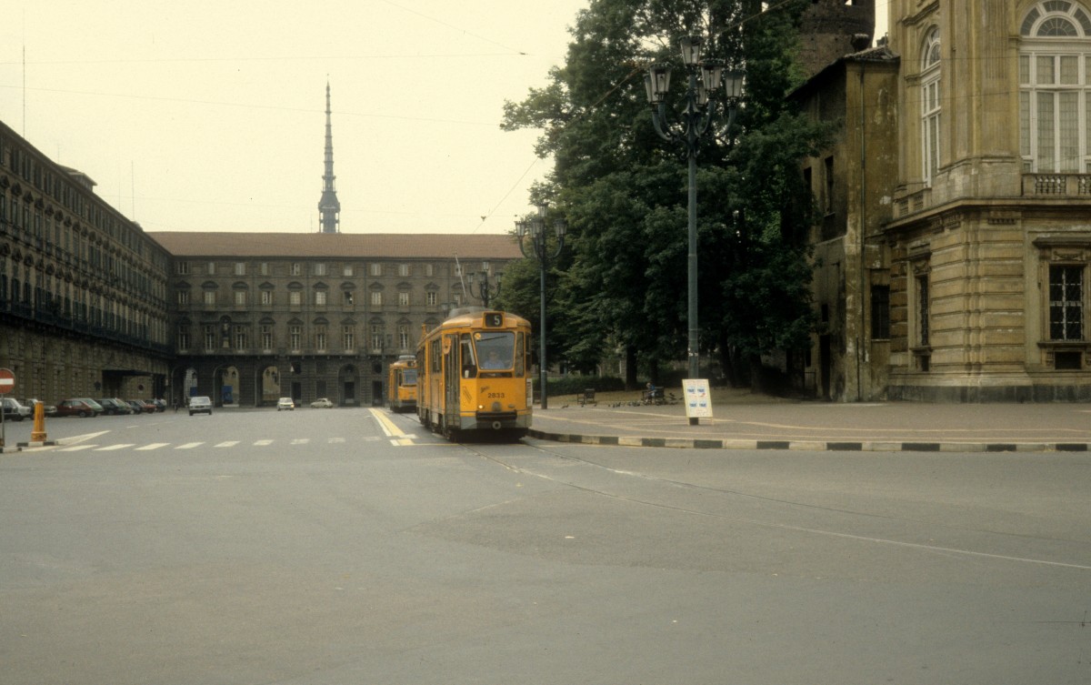 Torino / Turin ATM SL 5 (Tw 2833) Piazza Castello am 5. Juli 1981.