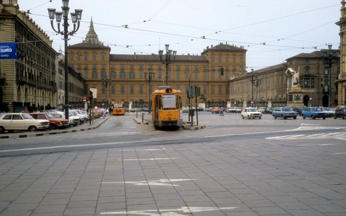 Torino / Turin ATM SL 6 (Tw 3253) Piazza Castello am 5. Juli 1981.