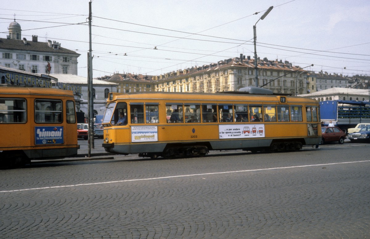 Torino / Turin ATM SL 19 (Tw 3203) Piazza della Repubblica am 5. Juli 1981.