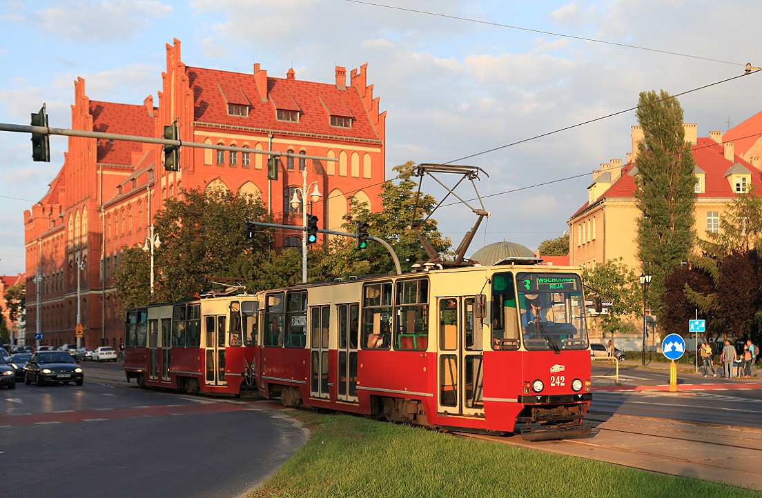 Toruń/Thorn Tw 242 + 243,Ulica Wały Generała Władysława Sikorskiego, 25.08.2017.