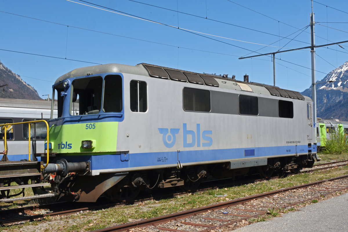 Total ausgeschlachtet steht die Re 420 505-0 auf einem Nebengleis beim Bahnhof Interlaken Ost. Die Aufnahme stammt vom 20.04.2019. 