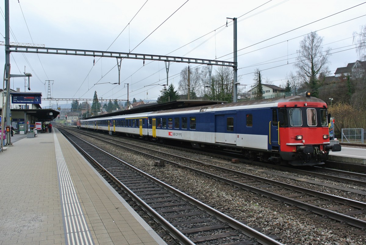 Totalunterbruch Hauensteinbasistunnel wegen Bauarbeiten; fr die ausfallenden IR 22xx Basel-Aarau-Zrich HB (und zurck) verkehren EWI/II S-Bahn Basel Einschaltpendel als Extrazge Basel SBB-Tecknau-Basel SBB: Im Bild ist der EXT 30672 mit dem BDt EWII 50 85 82-33 921-6 an der Spitze in Liestal, 24.01.2015.

