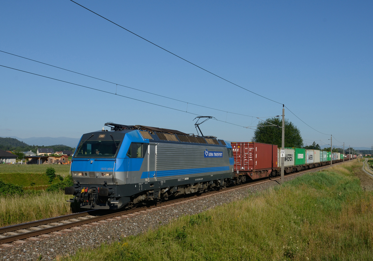 Totgeglaubte leben länger! :)
Die ehemalige Brennerlok 1822 004 war am frühen Morgen des 22. Juni 2017 mit dem LTE-Containerzug 41444 von Kalsdorf nach Koper unterwegs und wurde von mir zwischen Werndorf und Wildon fotografiert.
