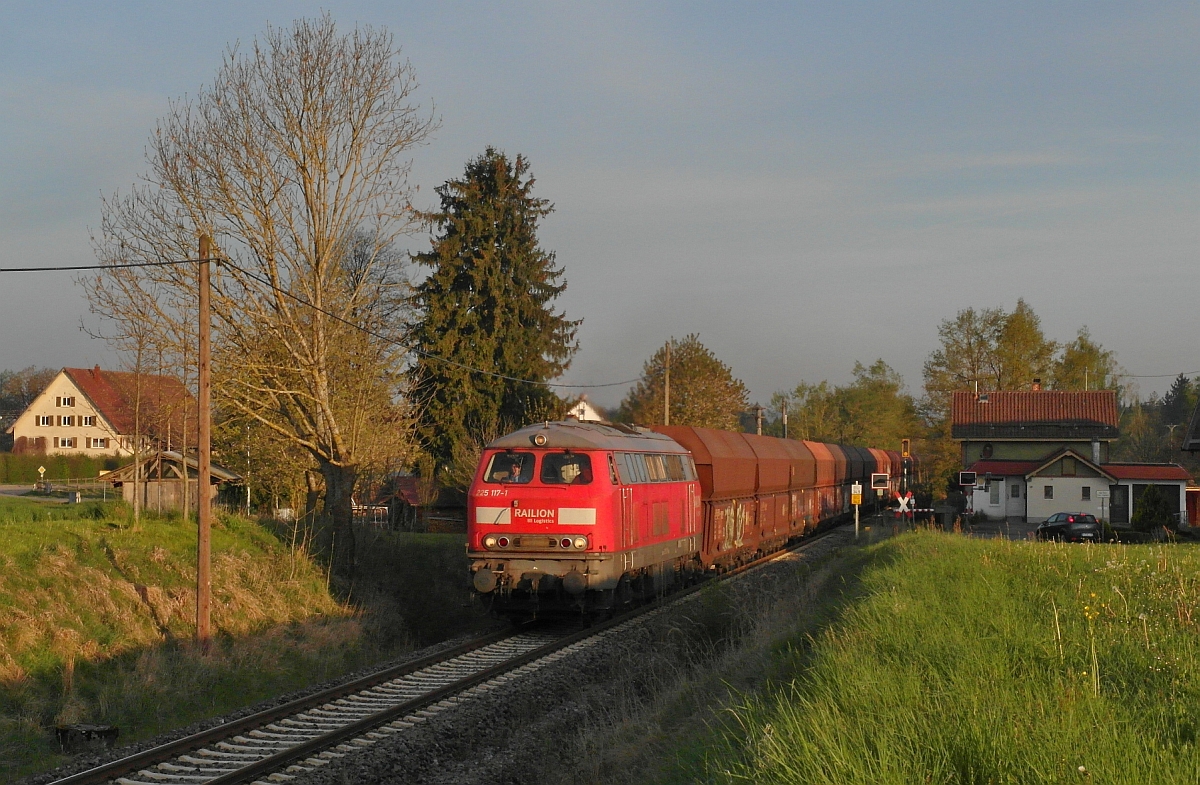 Totgesagte leben länger - Nachdem 2013 die im Kieszugverkehr zwischen Roßberg und Kressbronn eingesetzten 225er von 232er abgelöst wurden, zog am 25.04.2014 wieder eine 225er den 'Roßberger Kieszug'. 225 117-1 fährt mit leeren Schüttgutwagen vom Typ Falns auf dem Weg von Friedrichshafen Gbf nach Roßberg durch Haslanden.