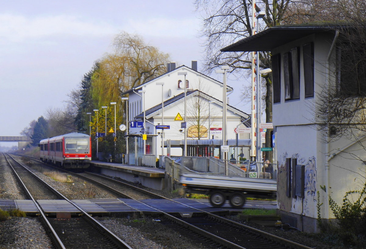 Totgesagte leben länger: Neben dem Kurzpendel Bedburg - Horrem wird auch ein Umlauf der RB 38 auf der vollen Strecke Köln - Bedburg - Grevenbroich - Düsseldorf seit dem Fahrplanwechsel wieder mit 628ern gefahren. Im Bild vom 14.12.16 verlassen 628 674 und 664 den Bahnhof Grevenbroich-Kapellen in Richtung Düsseldorf.