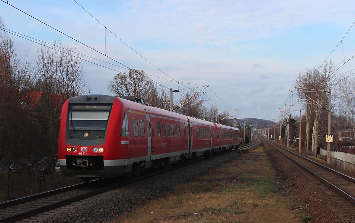 Totgesagte leben länger, so auch bei den VT612 auf der KBS 510. Aufgrund von Fahrzeugmangel und Schäden an einigen 143er kam es dazu das am 21.12.2014 die 612 104 und 612 111 als RE 4768 (Dresden Hbf - Hof Hbf) durch Zwickau-Pölbitz fahren. Beide VT 612 in Dresden beheimatet.