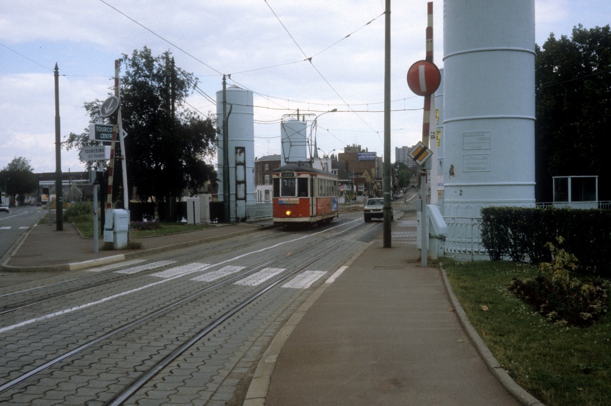 Tourcoing im Juni 1982: SNERLT / COTRALI SL T (Triebwagen 525) auf der Brücke über den Canal de Tourcoing.