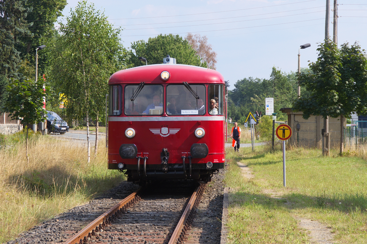 Tourismusbahn mit sozialer Komponente. Nicht nur Touristen und Eisenbahnfreude nutzen die Sonderzüge der Wisentatalbahn, nein auch Einwohner aus Mühltroff fahren mit dem Schienenbus nach Schleiz zum Einkaufen. Der ÖPNV in der Region ist sehr spärlich und wurde immer weiter ausgedünnt. So übernimmt die Wisentatalbahn die ÖPNV Rolle. 798 307-4 hat aus Schönberg kommend den Bahnhof von Mühltroff erreicht. Gleich geht es weiter nach Schleiz West und wir werden bis Lössau mitfahren. Vielen Dank für den netten Nachmittag an das Team der Wisentatalbahn! Bahnstrecke 6656 Schönberg Vogtland - Schleiz am 22.08.2015