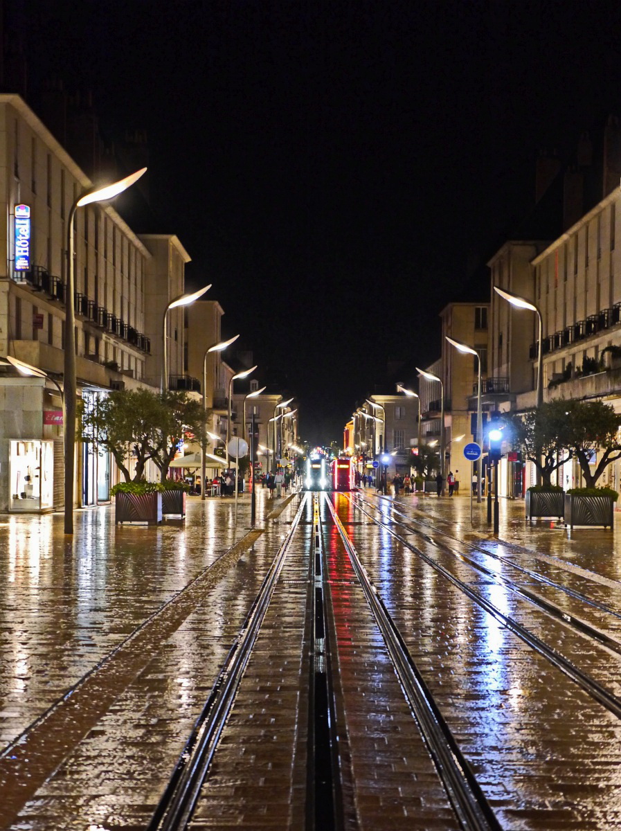 Tours Nachts im Regen. Auf der gewitterregennassen Rue National sind zwei Trams der FilBleu unterwegs.
2014-09-19 Tours