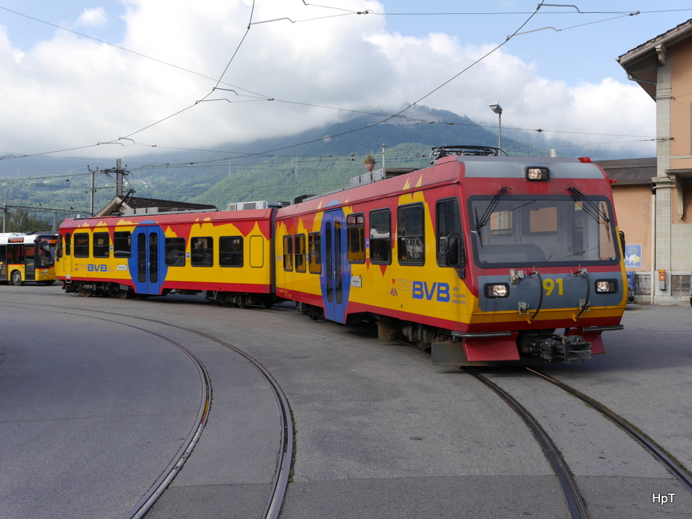 tpc / BVB - Triebwagen Beh 4/8 91 auf dem Bahnhofsplatz in Bex am 27.07.2014