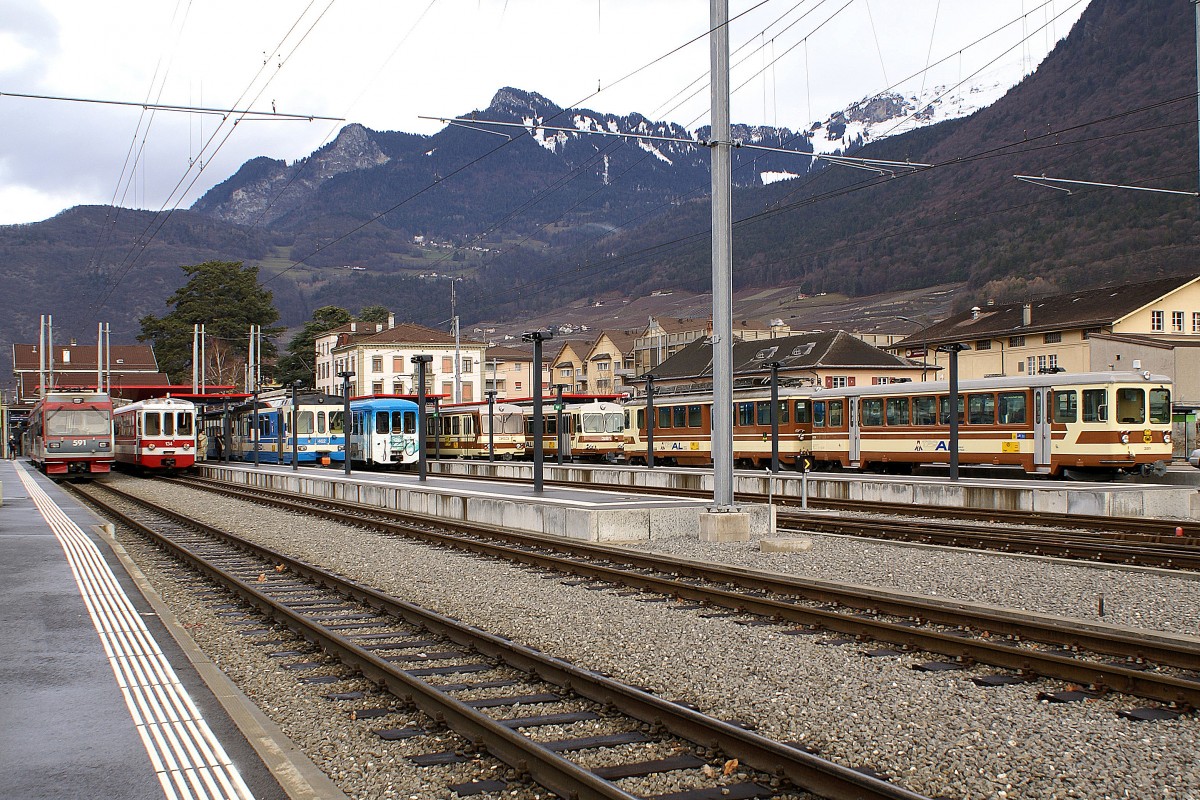TPC: Am 28. Dezember 2009 waren in Aigle sämtliche Geleise von AL, ASD und AOMC mit verschiedenen Fahrzeugtypen belegt. Die ASD war damals noch blau.
Foto: Walter Ruetsch