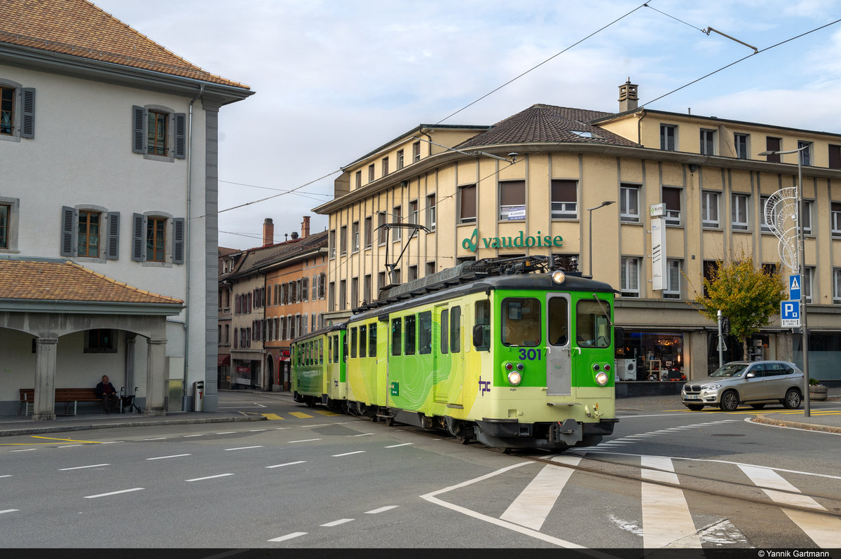 TPC BDeh 4/4 301  Aigle  ist am 08.11.2020 zwischen Aigle und Leysin unterwegs und konnte von mir auf einer Strassenkreuzung in Aigle aufgenommen werden.