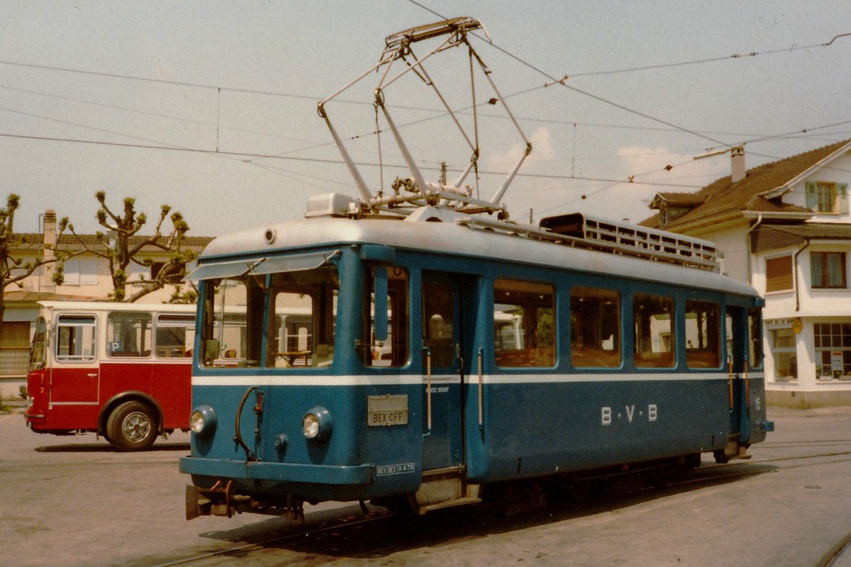TPC: BVB Be 2/3 15 (1948) der Strassenbahn Bex - Bévieux auf dem Bahnhofplatz Bex im Jahre 1979. Im Hintergrund erkennbar ist der AOMC-Bus Nummer 7 der Marke Saurer.
Foto: Walter Ruetsch 