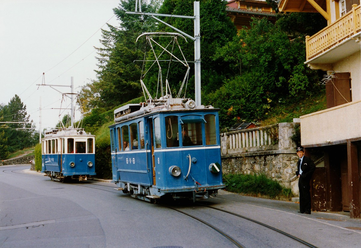 TPC: BVB-Sonderfahrt mit den Be 2/2 8-9 (1907,15) ehemals VBZ, auf der Strassenbahn Gryon - Villars sur Ollon im Jahre 1988. Die Strassenbahn Villars sur Ollon Chesières wurde bereits im Jahre 1964 stillgelegt. Der Triebwagen Be 2/2 8 ging zurück an den Tramclub Zürich wo er der Nachwelt erhalten bleibt.
Foto: Walter Ruetsch