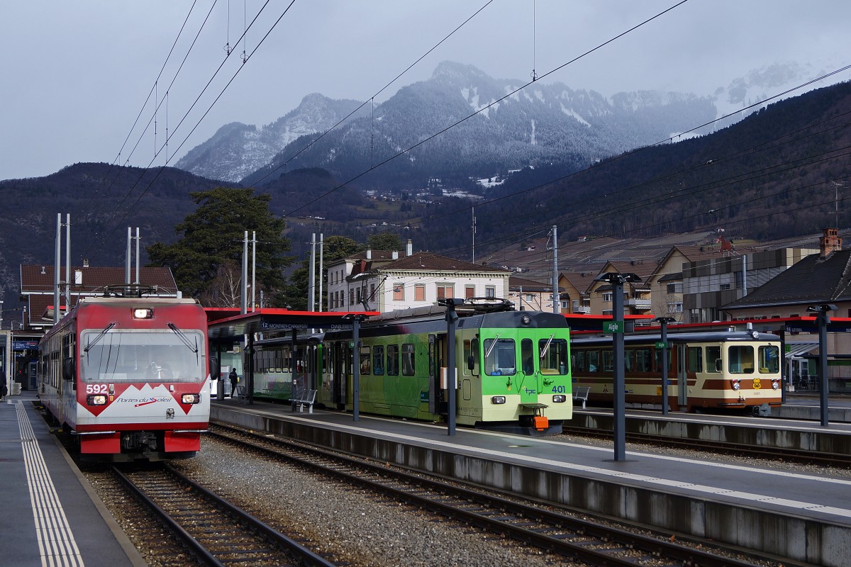 TPC: Mit etwas Fotografenglück konnten am 9. Februar 2014 in Aigle die abfahrtsbereiten Züge nach Leysin, Les Diablerets und Champéry noch mit dem braunen, grünen und roten Anstrich fotografiert werden. Beim heutigen Stand der Umlackierungen auf die grüne Farbe gehört diese Konstellation leider nicht mehr zum normalen Alltag. Eine Aufnahme mit gleich drei grünen Zügen wäre ebenfalls möglich.
Foto: Walter Ruetsch