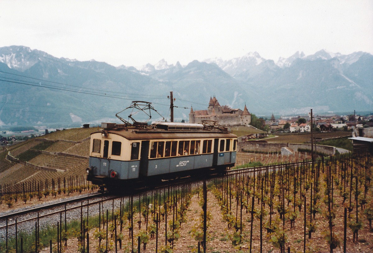 TPC: Regionalzug Les Diablerets - Aigle der ASD mit dem ABDe 4/4 11 (1913) vor der Kulisse des Château d’Aigle im April 1981.
Foto: Walter Ruetsch  