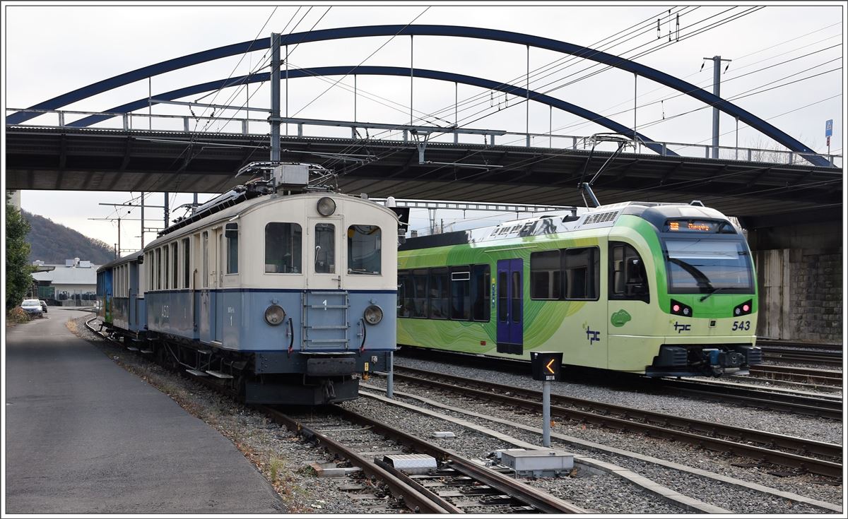 TPC Transport Public du Chablais Beh 2-6 543 nach Champéry und BCFe 4/4 1 der ASD in Aigle. (28.11.2016)