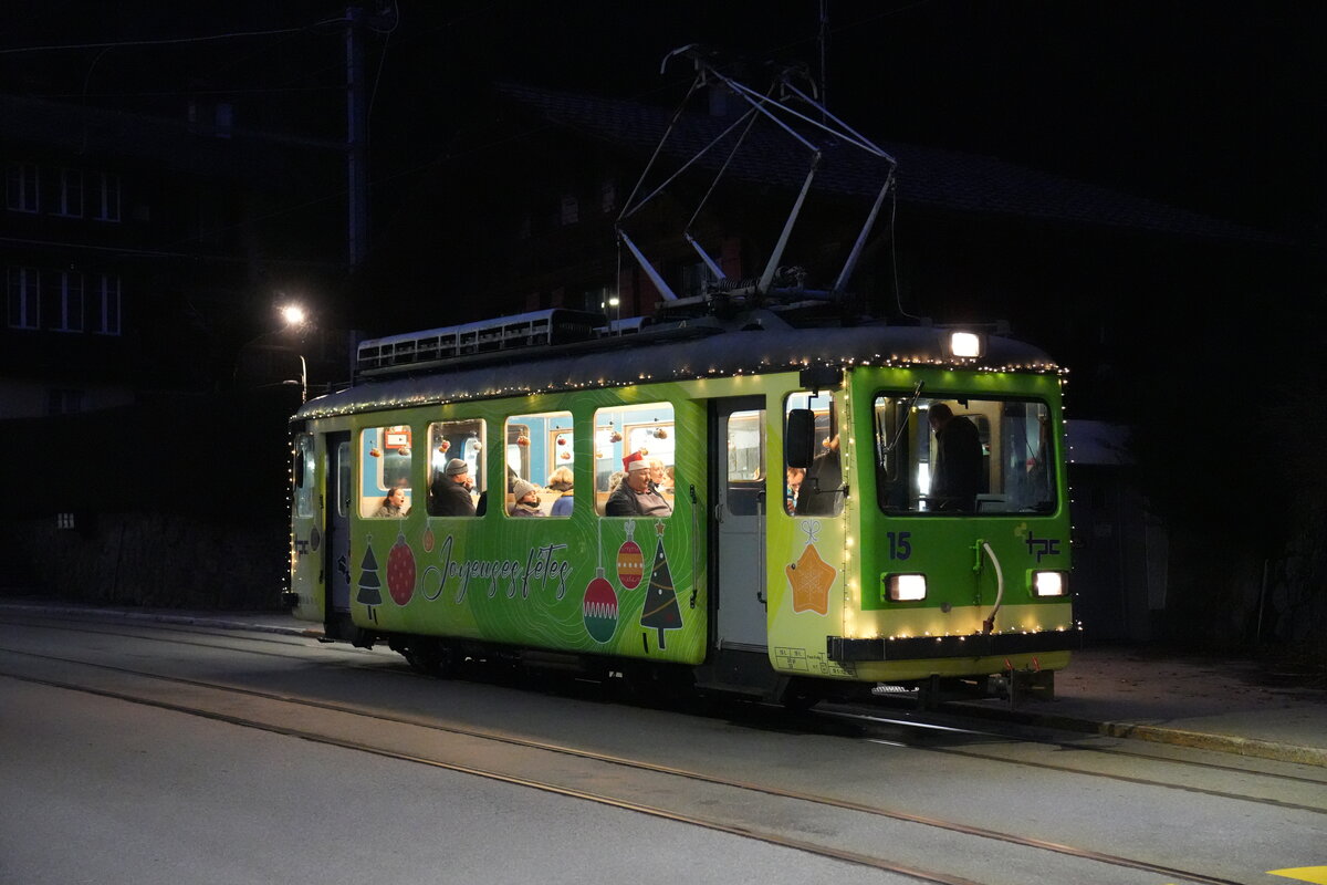 TPC-Transport Publics du Chablais (BVB).
Als weihnächtlich geschmückter Extrazug mit den besten Wünschen zum neuen Jahr erinnerte der Be 2/3 15 (1948) vom 26. bis 30. Dezember an den damaligen Trambetrieb Villars-Gryon.
Das  Gequitsche  des Be 2/3 15, die vielen Lichter, die glizernenden Christbaumkugeln sowie der bestbekannte Weihnachtssong FELIZ NAVIDAT versetzten die Passagiere in eine fröhliche Stimmung.
Von meiner Seite als Bahnfotograf ein herzliches Dankeschön an das sehr freundliche Zugspersonal vom 27. Dezember 2027.
Foto: Walter Ruetsch