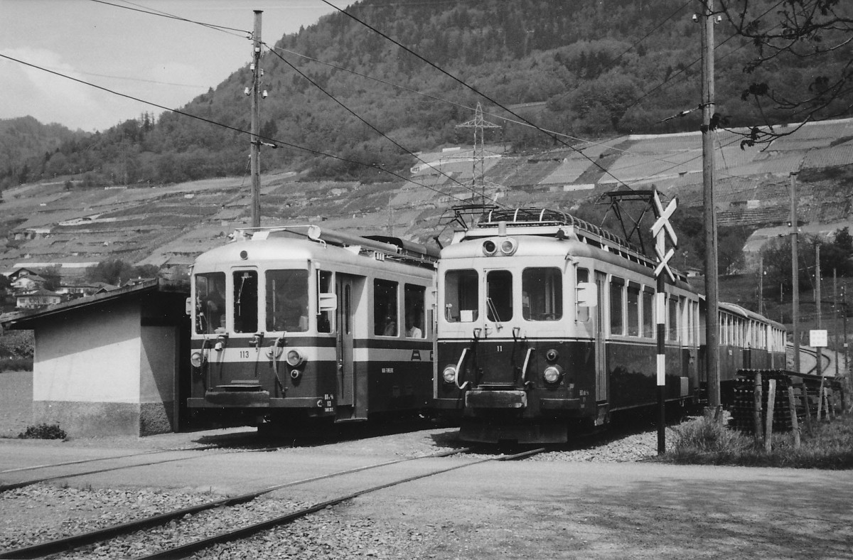 TPC: Zugskreuzung mit BDeh 4/4 11 (1954) und dem BDe 4/4 113 (1949) ehemals Sernftalbahn in Villy im Jahre 1980.
Foto: Walter Ruetsch