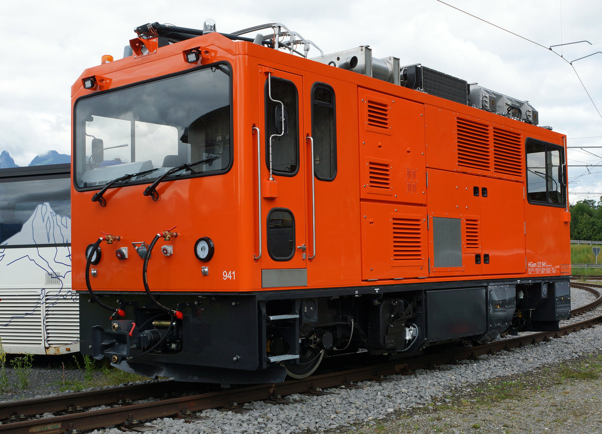 TPC/AL:    A L T  und  N E U 
Anlässlich der Verabschiedung der AOMC Triebfahrzeuge, die nicht mehr an die neue Infrastruktur angepasst werden, präsentierte die TPC auch mit Stolz die vier neuen Triebzüge sowie die erste der drei Zweikraft-Lokomotiven für die Führung von Dienstzügen. Einsetzbar sind die neuen Lokomotiven auf der Adhäsions- sowie auf der Zahnradstrecke. Am 19. Juni 2016 war hinter der Werkstätte en Châlex die HGem 2/2 941 (2016) optimal abgestellt für die Vergleichsaufnahme ALT/NEU mit der sich in einem sehr desolaten Zustand befindenden AL He 2/2  12 (1913) mit REV Datum 4.6.1965. Zwischen den beiden Fahrzeugen besteht ein Altersunterschied von 103 Jahren. Ob die historisch wertvolle Lok der Nachwelt in irgendeiner Form erhalten bleibt, ist leider sehr ungewiss.
Foto: Walter Ruetsch  
