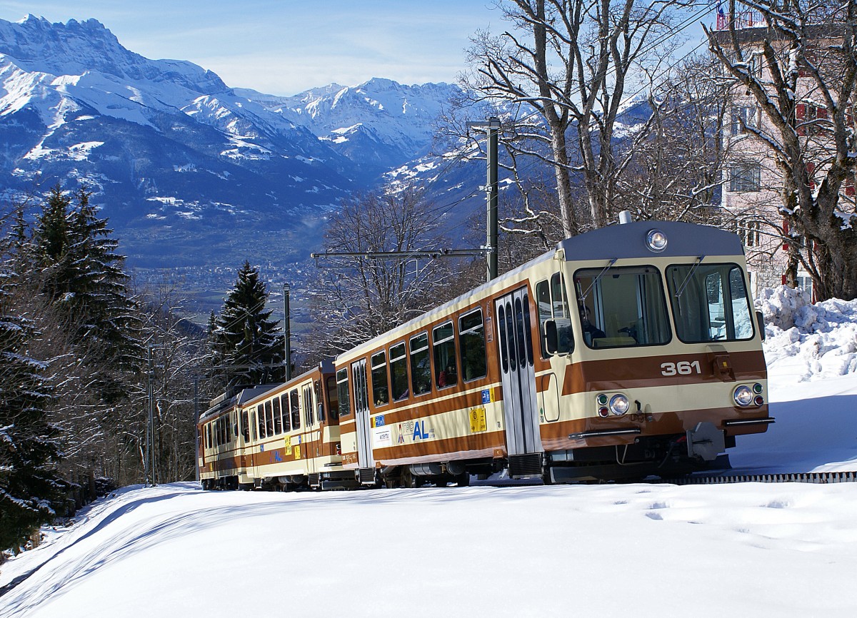 TPC/AL: Am 27. Februar 2010 konnte der eher seltene Dreiwagenzug bestehend aus dem BDeh 4/4 313 + Bt 363 + Bt 361 noch in der einheitlichen braunen AL-Farbgebung bei Leysin fotografiert werden. 
Foto: Walter Ruetsch 