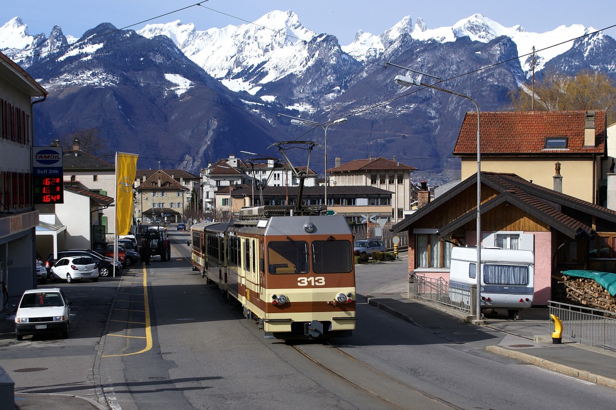 TPC/AL: Dreiteilige noch braune Strassenbahn der AL mit BDeh 4/4 313 in Aigle am 27. Februar 2010.
Foto: Walter Ruetsch 