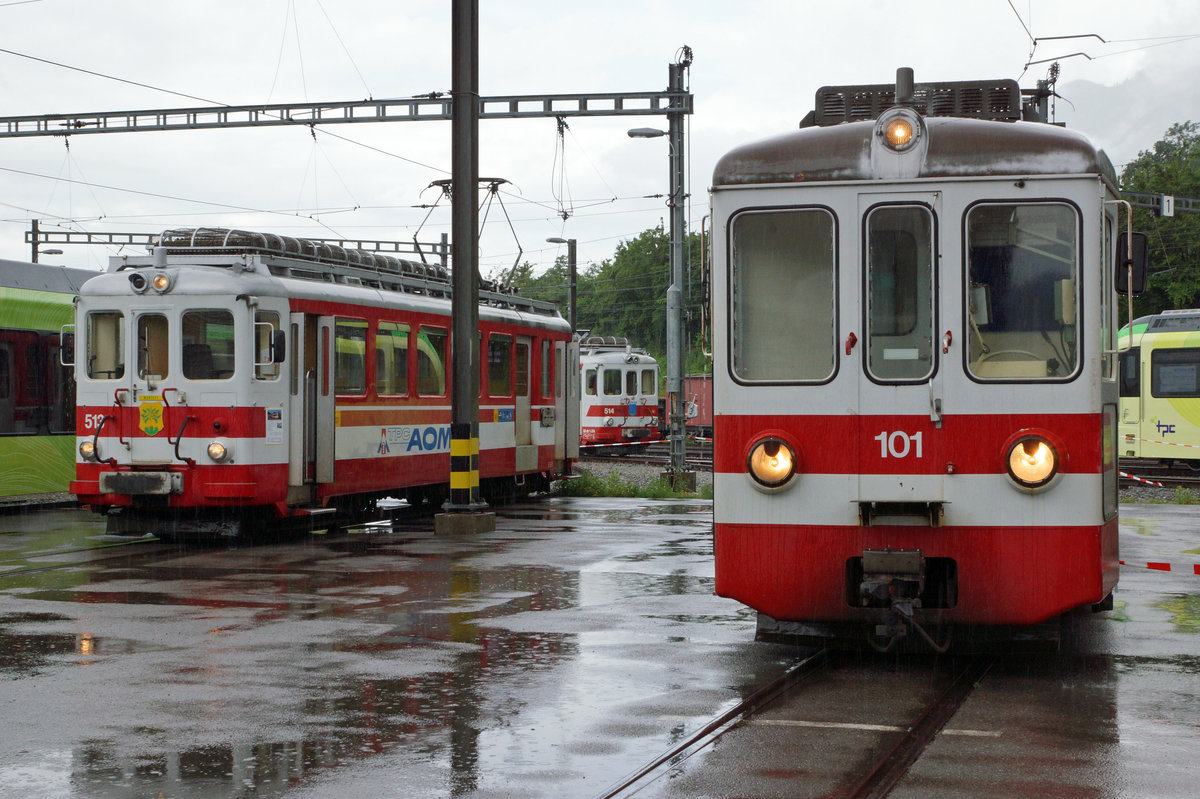 TPC/AOMC: Am 19. Juni 2016 verabschiedete sich die TPC zusammen mit der lokalen Bevölkerung und vielen Bahn Fotografen von nah und fern von den BDeh 4/4 511-514 (1954), Be 4/4 101-105, ehemals BLT (1966) sowie den BDeh 501-503 (1987/1992). Dabei konnten zum letzten Mal die fotogenen Fahrzeuge, die während vielen Jahren das Gesicht der AOMC prägten, im Einsatz fotografiert werden. Gleichzeitig wurden auch vier Triebzügen der neusten Generation vorgestellt. Während ein  BIRSIGTALER  in seine Heimat zurückkehrt, werden die BDeh 4/4 511-514 nicht verschrottet, sondern für Fr. 1.-- pro Fahrzeug nach Belgien verkauft. Zufallsbild mit den beiden BDeh 4/4 513 und BDeh 4/4 514 vor der neuen TPC Werkstätte en Châlex.
Foto: Walter Ruetsch 
