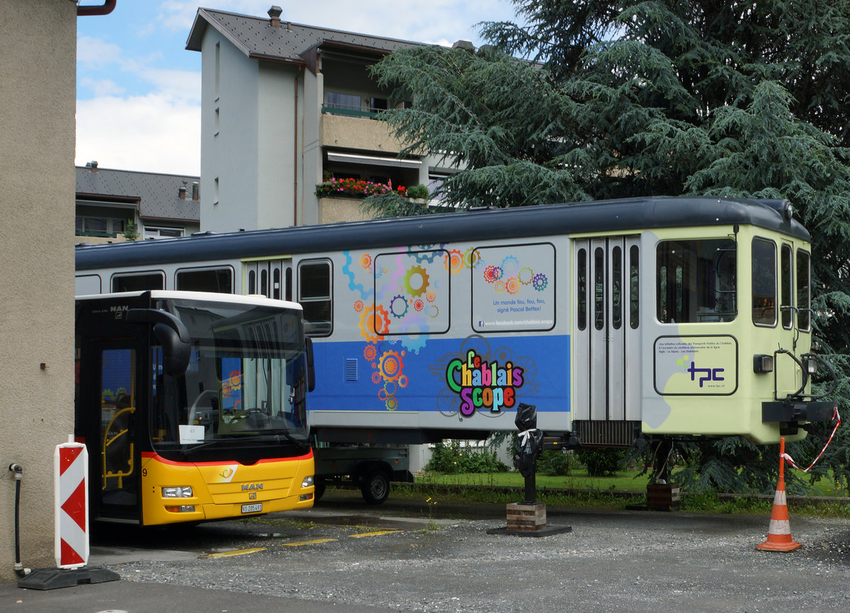 TPC/AOMC: Am 19. Juni 2016 verabschiedete sich die TPC zusammen mit der lokalen Bevölkerung und vielen Bahn Fotografen von nah und fern von den BDeh 4/4 511-514 (1954), Be 4/4 101-105, ehemals BLT (1966) sowie den BDeh 501-503 (1987/1992). Dabei konnten zum letzten Mal die fotogenen Fahrzeuge, die während vielen Jahren das Gesicht der AOMC prägten, im Einsatz fotografiert werden. Gleichzeitig wurden auch vier Triebzügen der neusten Generation vorgestellt. Während ein  BIRSIGTALER  in seine Heimat zurückkehrt, werden die BDeh 4/4 511-514 nicht verschrottet, sondern für Fr. 1.-- pro Fahrzeug nach Belgien verkauft.
Nach der Umstellung der BLT auf Trambetrieb im Jahre 1984, wurden mehrere Motor- Zwischen- und Steuerwagen von den TPC für den Einsatz auf den Strecken von ASD und AOMC (Aigle-Monthey) übernommen. Hinter dem alten Bahndepot Monthey standen noch zwei zweckentfremdete Be 4/4 (ehemals BLT/BTB) ohne Drehgestelle. Zu beachten sind die unterschiedlichen Kupplungen, mit denen die ehemaligen BLT-Fahrzeuge auf der AOMC und ASD verkehrten.
Foto: Walter Ruetsch 