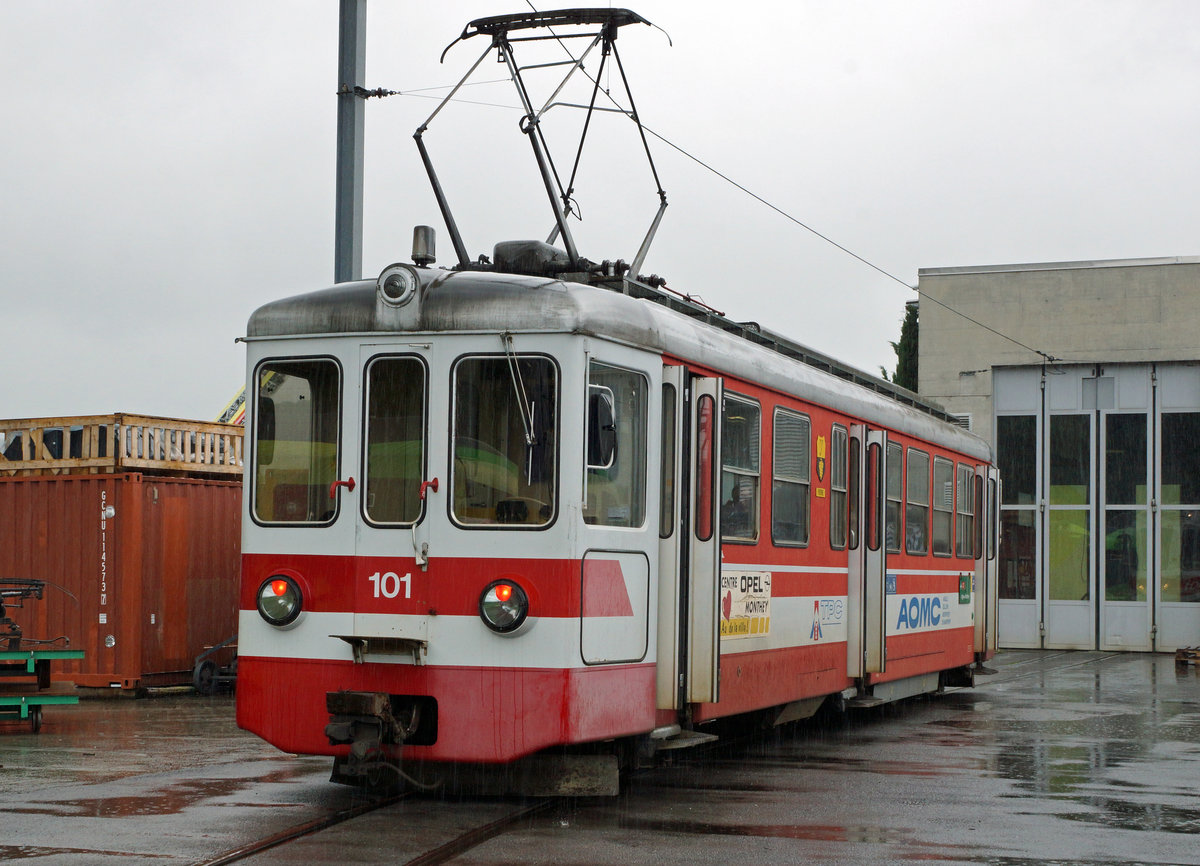 TPC/AOMC: Am 19. Juni 2016 verabschiedete sich die TPC zusammen mit der lokalen Bevölkerung und vielen Bahn Fotografen von nah und fern von den BDeh 4/4 511-514 (1954), Be 4/4 101-105, ehemals BLT (1966) sowie den BDeh 501-503 (1987/1992). Dabei konnten zum letzten Mal die fotogenen Fahrzeuge, die während vielen Jahren das Gesicht der AOMC prägten, im Einsatz fotografiert werden. Gleichzeitig wurden auch vier Triebzügen der neusten Generation vorgestellt. Während ein  BIRSIGTALER  in seine Heimat zurückkehrt, werden die BDeh 4/4 511-514 nicht verschrottet, sondern für Fr. 1.-- pro Fahrzeug nach Belgien verkauft.
Nach der Umstellung der BLT auf Trambetrieb im Jahre 1984, wurden mehrere Motor- Zwischen- und Steuerwagen von den TPC für den Einsatz auf den Strecken von ASD und AOMC (Aigle-Monthey) übernommen. Vor der neuen Werkstätte en Châlex konnte der Be 4/4 101 mit nur einem Stromabnehmer noch einmal von beiden Frontseiten verewigt werden.
Foto: Walter Ruetsch 