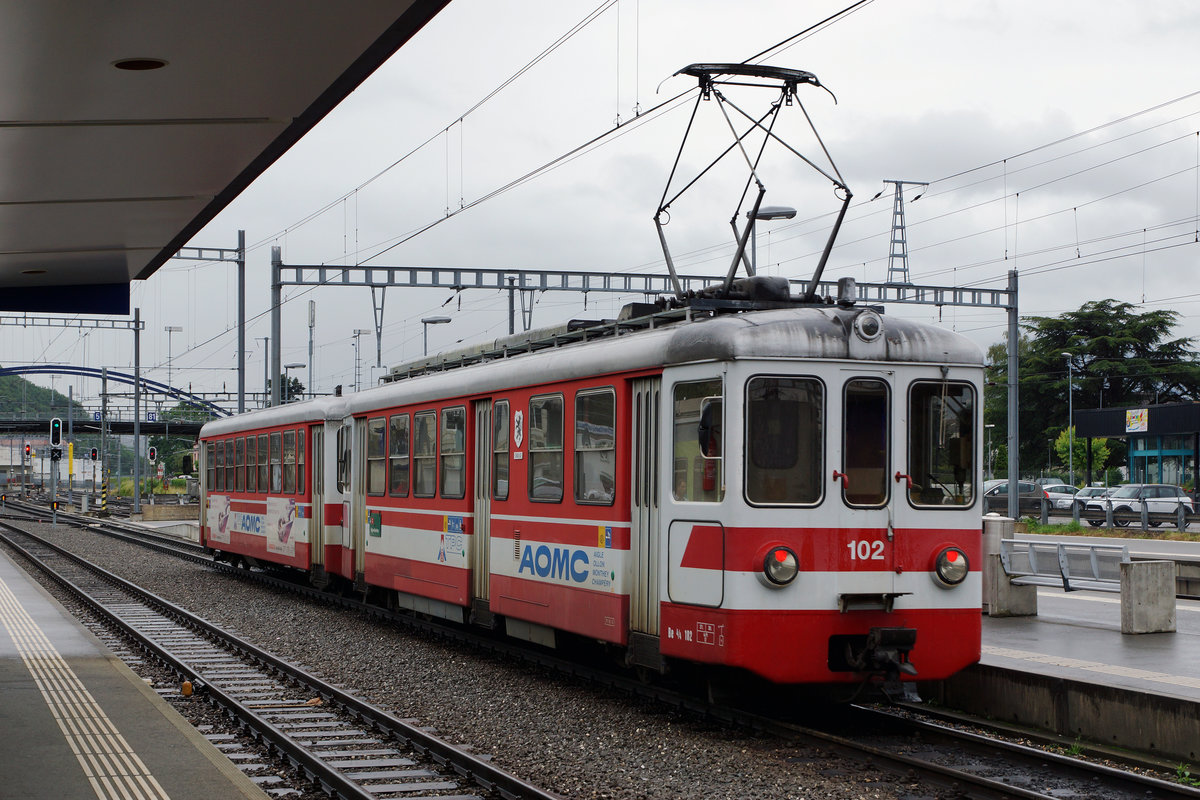 TPC/AOMC: Am 19. Juni 2016 verabschiedete sich die TPC zusammen mit der lokalen Bevölkerung und vielen Bahn Fotografen von nah und fern von den BDeh 4/4 511-514 (1954), Be 4/4 101-105, ehemals BLT (1966) sowie den BDeh 501-503 (1987/1992). Dabei konnten zum letzten Mal die fotogenen Fahrzeuge, die während vielen Jahren das Gesicht der AOMC prägten, im Einsatz fotografiert werden. Gleichzeitig wurden auch vier Triebzügen der neusten Generation vorgestellt. Während ein  BIRSIGTALER  in seine Heimat zurückkehrt, werden die BDeh 4/4 511-514 nicht verschrottet, sondern für Fr. 1.-- pro Fahrzeug nach Belgien verkauft.
Nach der Umstellung der BLT auf Trambetrieb im Jahre 1984, wurden mehrere Motor- Zwischen- und Steuerwagen von den TPC für den Einsatz auf den Strecken von ASD und AOMC (Aigle-Monthey) übernommen. Ein letztes Mal steht das Ausfahrtssignal in Aigele auf grün, für die Zugsausfahrt des ehemaligen BLT-Pendelzuges, bestehend aus dem Be 4/4 102 und dem Bt 134.
Foto: Walter Ruetsch 