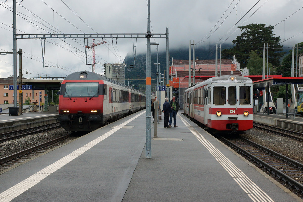 TPC/AOMC: Am 19. Juni 2016 verabschiedete sich die TPC zusammen mit der lokalen Bevölkerung und vielen Bahn Fotografen von nah und fern von den BDeh 4/4 511-514 (1954), Be 4/4 101-105, ehemals BLT (1966) sowie den BDeh 501-503 (1987/1992). Dabei konnten zum letzten Mal die fotogenen Fahrzeuge, die während vielen Jahren das Gesicht der AOMC prägten, im Einsatz fotografiert werden. Gleichzeitig wurden auch vier Triebzügen der neusten Generation vorgestellt. Während ein  BIRSIGTALER  in seine Heimat zurückkehrt, werden die BDeh 4/4 511-514 nicht verschrottet, sondern für Fr. 1.-- pro Fahrzeug nach Belgien verkauft.
Nach der Umstellung der BLT auf Trambetrieb im Jahre 1984, wurden mehrere Motor- Zwischen- und Steuerwagen von den TPC für den Einsatz auf den Strecken von ASD und AOMC (Aigle-Monthey) übernommen. Zum letzten Mal brachte ein IR Genève-Brig Fahrgäste nach Aigle, zur Weiterfahrt nach Monthey, mit dem ehemaligen BLT-Pendelzug bestehend aus dem Be 4/4 102 und dem Bt 134. 
Foto: Walter Ruetsch 