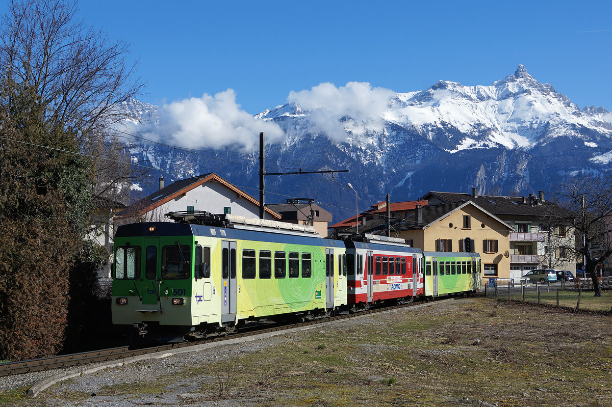 TPC/AOMC: Am 19. Juni 2016 verabschiedete sich die TPC zusammen mit der lokalen Bevölkerung und vielen Bahn Fotografen von nah und fern von den BDeh 4/4 511-514 (1954), Be 4/4 101-105, ehemals BLT (1966) sowie den BDeh 501-503 (1987/1992). Dabei konnten zum letzten Mal die fotogenen Fahrzeuge, die während vielen Jahren das Gesicht der AOMC prägten, im Einsatz fotografiert werden. Gleichzeitig wurden auch vier Triebzügen der neusten Generation vorgestellt. Während ein  BIRSIGTALER  in seine Heimat zurückkehrt, werden die BDeh 4/4 511-514 nicht verschrottet, sondern für Fr. 1.-- pro Fahrzeug nach Belgien verkauft.
Da die noch jungen Triebzüge der Serie BDeh 4/4 501 bis 503 aus den Jahren 1987 und 1992 auch nicht mehr der neuen Infrastruktur angepasst werden, ist eine baldige Verschrottung nicht ausgeschlossen. Dreiwagenzug mit dem BDeh 4/4 501 beim Passieren des Café du Tramway in Monthey am 23. Februar 2014.
Foto: Walter Ruetsch 