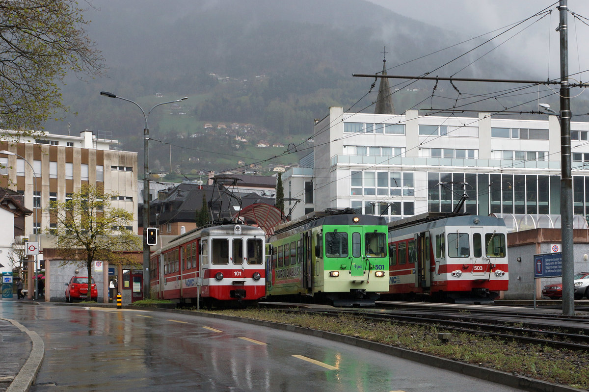 TPC/AOMC: Am 19. Juni 2016 verabschiedete sich die TPC zusammen mit der lokalen Bevölkerung und vielen Bahn Fotografen von nah und fern von den BDeh 4/4 511-514 (1954), Be 4/4 101-105, ehemals BLT (1966) sowie den BDeh 501-503 (1987/1992). Dabei konnten zum letzten Mal die fotogenen Fahrzeuge, die während vielen Jahren das Gesicht der AOMC prägten, im Einsatz fotografiert werden. Gleichzeitig wurden auch vier Triebzügen der neusten Generation vorgestellt. Während ein  BIRSIGTALER  in seine Heimat zurückkehrt, werden die BDeh 4/4 511-514 nicht verschrottet, sondern für Fr. 1.-- pro Fahrzeug nach Belgien verkauft.
Da die noch jungen Triebzüge der Serie BDeh 4/4 501 bis 503 aus den Jahren 1987 und 1992 auch nicht mehr der neuen Infrastruktur angepasst werden, ist eine baldige Verschrottung nicht ausgeschlossen. Zusammentreffen der Triebwagen Be 4/4 101 (ehemals BLT/BTB), BDeh 4/4 501 und BDeh 4/4 503 in Monthey am 13. April 2016. Zum Glück haben nicht mehr alle Fahrzeuge den grünen Anstrich erhalten.
Foto: Walter Ruetsch 