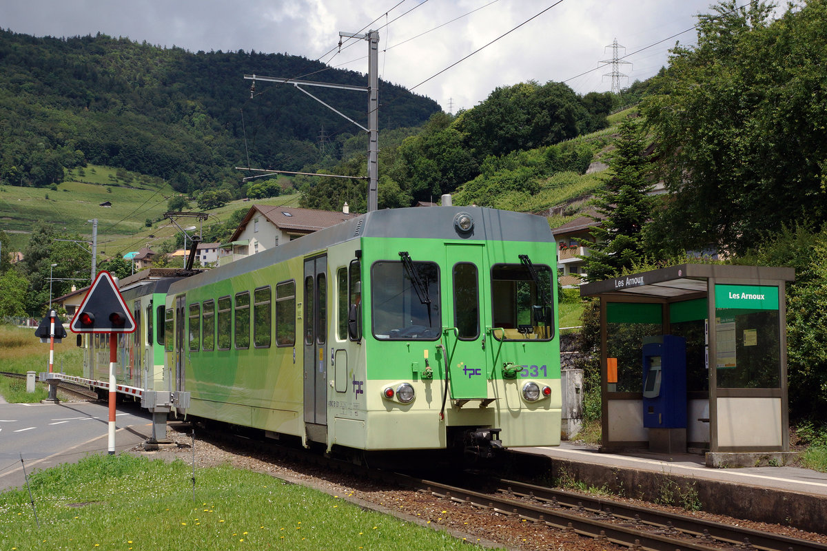 TPC/AOMC: Am 19. Juni 2016 verabschiedete sich die TPC zusammen mit der lokalen Bevölkerung und vielen Bahn Fotografen von nah und fern von den BDeh 4/4 511-514 (1954), Be 4/4 101-105, ehemals BLT (1966) sowie den BDeh 501-503 (1987/1992). Dabei konnten zum letzten Mal die fotogenen Fahrzeuge, die während vielen Jahren das Gesicht der AOMC prägten, im Einsatz fotografiert werden. Gleichzeitig wurden auch vier Triebzügen der neusten Generation vorgestellt. Während ein  BIRSIGTALER  in seine Heimat zurückkehrt, werden die BDeh 4/4 511-514 nicht verschrottet, sondern für Fr. 1.-- pro Fahrzeug nach Belgien verkauft.
Da die noch jungen Triebzüge der Serie BDeh 4/4 501 bis 503 aus den Jahren 1987 und 1992 auch nicht mehr der neuen Infrastruktur angepasst werden, ist eine baldige Verschrottung nicht ausgeschlossen. Der grüne Pendelzug mit dem BDeh 4/4 501 und dem Bt 531 bei einem Zwischenhalt auf der Station Les Arnoux am 19. Juni 2016.  
Foto: Walter Ruetsch 