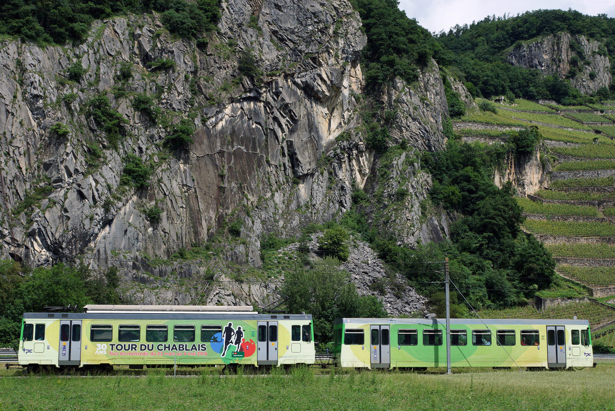 TPC/AOMC: Am 19. Juni 2016 verabschiedete sich die TPC zusammen mit der lokalen Bevölkerung und vielen Bahn Fotografen von nah und fern von den BDeh 4/4 511-514 (1954), Be 4/4 101-105, ehemals BLT (1966) sowie den BDeh 501-503 (1987/1992). Dabei konnten zum letzten Mal die fotogenen Fahrzeuge, die während vielen Jahren das Gesicht der AOMC prägten, im Einsatz fotografiert werden. Gleichzeitig wurden auch vier Triebzügen der neusten Generation vorgestellt. Während ein  BIRSIGTALER  in seine Heimat zurückkehrt, werden die BDeh 4/4 511-514 nicht verschrottet, sondern für Fr. 1.-- pro Fahrzeug nach Belgien verkauft.
Da die noch jungen Triebzüge der Serie BDeh 4/4 501 bis 503 aus den Jahren 1987 und 1992 auch nicht mehr der neuen Infrastruktur angepasst werden, ist eine baldige Verschrottung nicht ausgeschlossen. Letzte Betriebsaufnahme vom grünen Pendelzug bestehend aus dem BDeh 4/4 501 und dem Bt 531 vor Ollon am 19. Juni 2016.  
Foto: Walter Ruetsch 