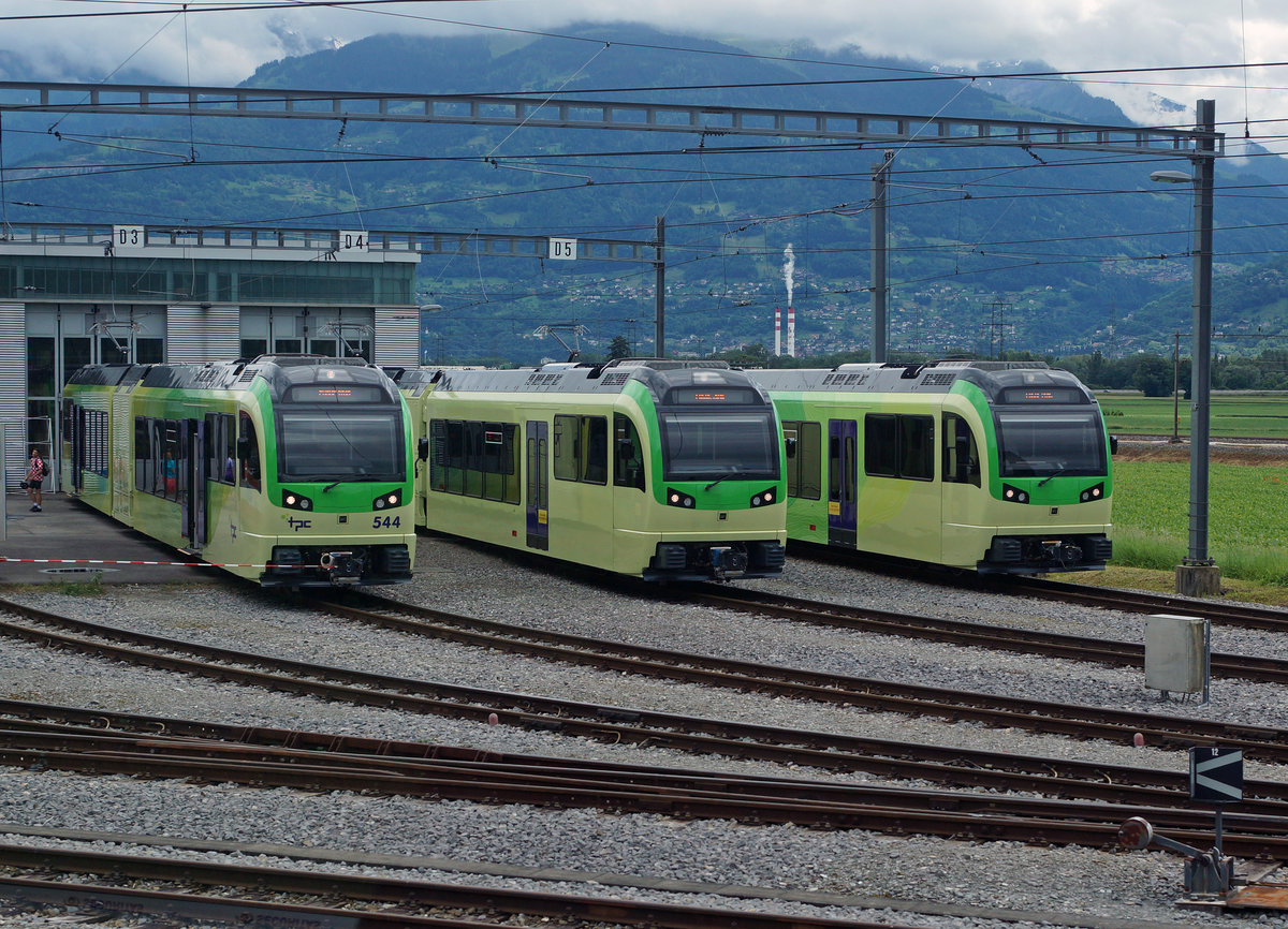 TPC/AOMC: Am 19. Juni 2016 verabschiedete sich die TPC zusammen mit der lokalen Bevölkerung und vielen Bahn Fotografen von nah und fern von den BDeh 4/4 511-514 (1954), Be 4/4 101-105, ehemals BLT (1966) sowie den BDeh 501-503 (1987/1992). Dabei konnten zum letzten Mal die fotogenen Fahrzeuge, die während vielen Jahren das Gesicht der AOMC prägten, im Einsatz fotografiert werden. Gleichzeitig wurden auch vier Triebzügen der neusten Generation vorgestellt. Während ein  BIRSIGTALER  in seine Heimat zurückkehrt, werden die BDeh 4/4 511-514 nicht verschrottet, sondern für Fr. 1.-- pro Fahrzeug nach Belgien verkauft. An dem bedeutendsten Tag der Geschichte der TPC konnten den Festbesucher alle vier neuen Triebzüge vor der Werkstätte en Châlex präsentiert werden. Bei zwei Triebzügen fehlte noch die Beschriftung und ausstehend waren die vier B. Sämtliche Fahrzeuge wurden zur Freude der Bahn Fotografen fotogen aufgestellt. Merci beaucoup an die TPC mit dem freundlichen Personal. Diese Aufnahme von einem etwas höheren Fotostandort wurde aus dem fahrenden Zug geknipst.   
Foto: Walter Ruetsch 