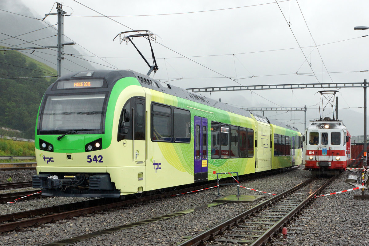 TPC/AOMC: Am 19. Juni 2016 verabschiedete sich die TPC zusammen mit der lokalen Bevölkerung und vielen Bahn Fotografen von nah und fern von den BDeh 4/4 511-514 (1954), Be 4/4 101-105, ehemals BLT (1966) sowie den BDeh 501-503 (1987/1992). Dabei konnten zum letzten Mal die fotogenen Fahrzeuge, die während vielen Jahren das Gesicht der AOMC prägten, im Einsatz fotografiert werden. Gleichzeitig wurden auch vier Triebzügen der neusten Generation vorgestellt. Während ein  BIRSIGTALER  in seine Heimat zurückkehrt, werden die BDeh 4/4 511-514 nicht verschrottet, sondern für Fr. 1.-- pro Fahrzeug nach Belgien verkauft. An dem bedeutendsten Tag der Geschichte der TPC konnten den Festbesucher alle vier neuen Triebzüge vor der Werkstätte en Châlex präsentiert werden. Bei zwei Triebzügen fehlte noch die Beschriftung und ausstehend waren die vier B. Sämtliche Fahrzeuge wurden zur Freude der Bahn Fotografen fotogen aufgestellt. Merci beaucoup an die TPC mit dem freundlichen Personal.   
Foto: Walter Ruetsch 