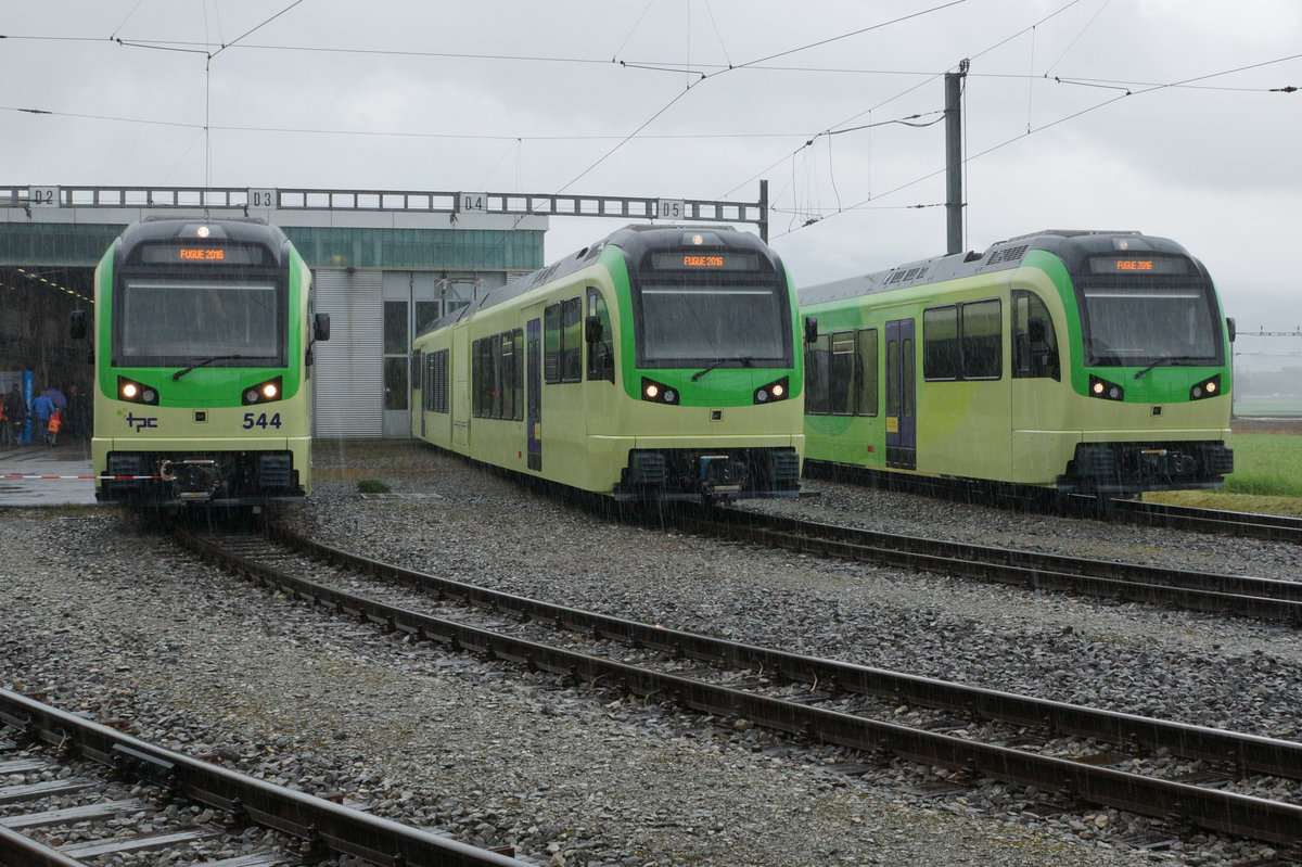 TPC/AOMC: Am 19. Juni 2016 verabschiedete sich die TPC zusammen mit der lokalen Bevölkerung und vielen Bahn Fotografen von nah und fern von den BDeh 4/4 511-514 (1954), Be 4/4 101-105, ehemals BLT (1966) sowie den BDeh 501-503 (1987/1992). Dabei konnten zum letzten Mal die fotogenen Fahrzeuge, die während vielen Jahren das Gesicht der AOMC prägten, im Einsatz fotografiert werden. Gleichzeitig wurden auch vier Triebzügen der neusten Generation vorgestellt. Während ein  BIRSIGTALER  in seine Heimat zurückkehrt, werden die BDeh 4/4 511-514 nicht verschrottet, sondern für Fr. 1.-- pro Fahrzeug nach Belgien verkauft. An dem bedeutendsten Tag der Geschichte der TPC konnten den Festbesucher alle vier neuen Triebzüge vor der Werkstätte en Châlex präsentiert werden. Bei zwei Triebzügen fehlte noch die Beschriftung und ausstehend waren die vier B. Sämtliche Fahrzeuge wurden zur Freude der Bahn Fotografen fotogen aufgestellt. Merci beaucoup an die TPC mit dem freundlichen Personal. Für diese Aufnahme stand trotz strömendem Regen ein  WASSERDICHTER FOTOGRAF  im Einsatz.  
Foto: Walter Ruetsch 