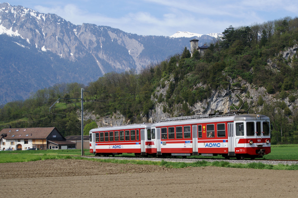 TPC/AOMC: Regionalzug Monthey-Aigle mit dem Be 4/4 101 + Bt 122, ehemals BLT/BTB, bei Saint-Triphon am 25. April 2008.
Foto: Walter Ruetsch