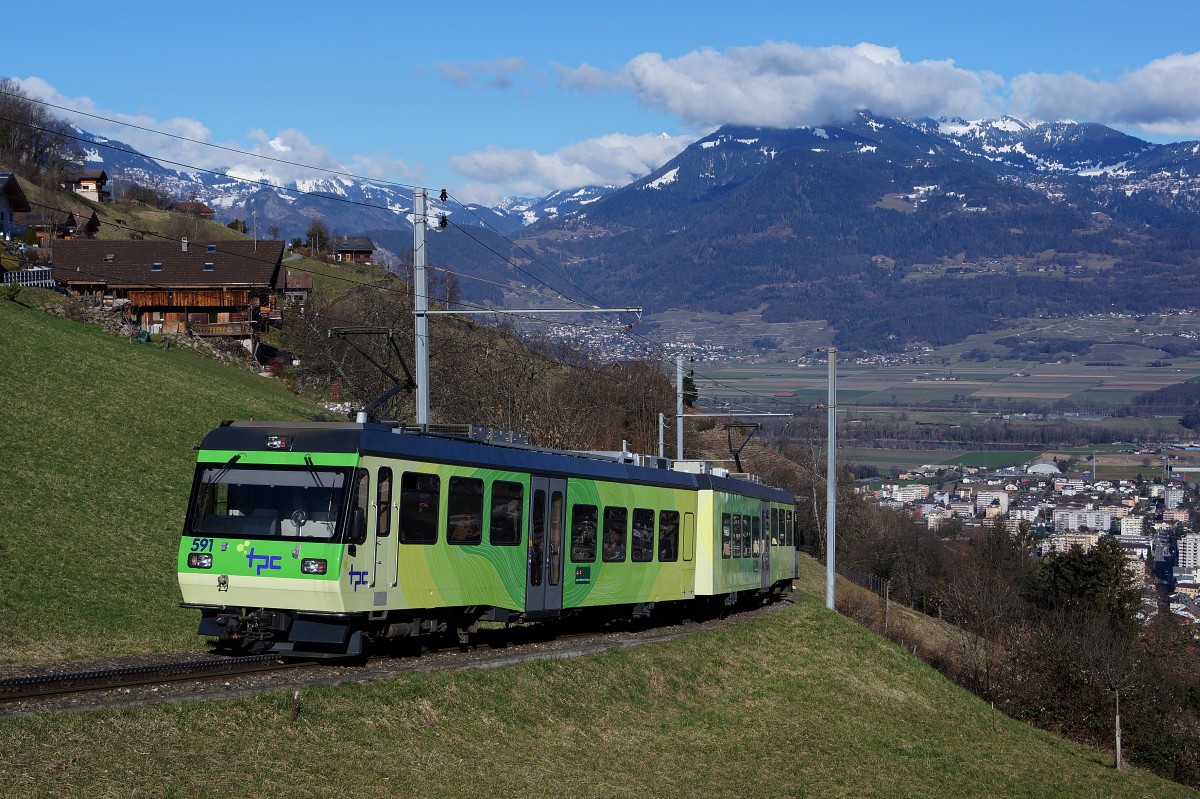 TPC/AOMC: Regionalzug nach Champéry mit Beh 4/8 591 (2001) in der neuen einheitlichen grünen TPC-Lackierung bei Pont de Chemex am 23. Februar 2014. Auch nach der Umstellung der Fahrdrahtspannung von 850 V DC auf 1500 V DC (wie bei ASD und AL) werden die Triebzüge Beh 4/8 591 und 592 im Rollmaterialbestand der AOMC verbleiben. Alle überigen zur Zeit noch im Betrieb stehenden Fahrzeuge werden auf einen Schlag aussrangiert, da sich eine sehr kostspielige Umrüstung nicht mehr lohnt.
Foto: Walter Ruetsch 