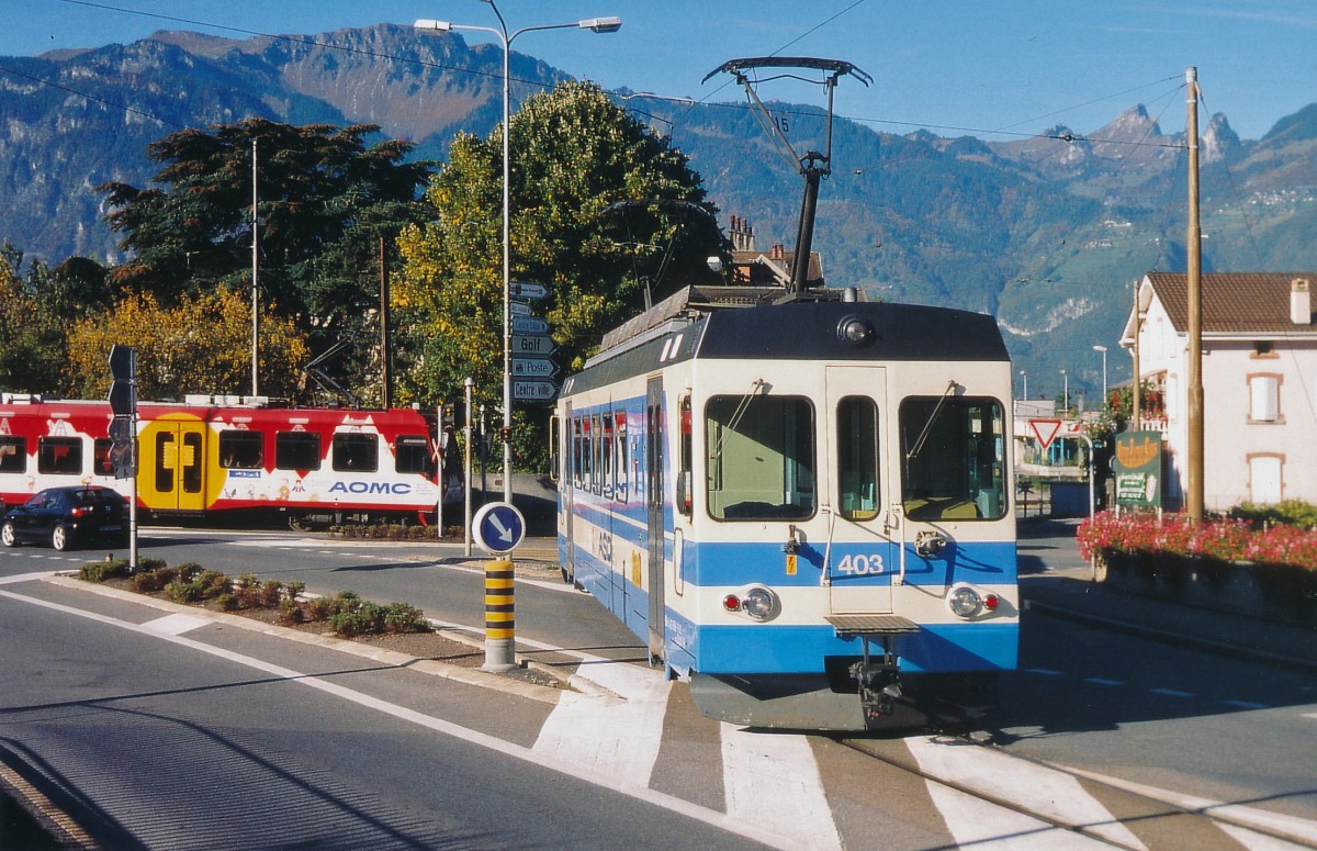 TPC/ASD/AOMC: WELCHEM ZUG GEHÖRTE WOHL DER VORTRITT ? Signale gab es damals noch keine !  Bis zur Streckenverlegung der AOMC kreuzten sich AOMC und ASD wenige Meter ausserhalb des Schmalspurbahnhofs Aigle im rechten Winkel. Im Juli 2002 konnte per Zufall eine sehr seltene Zugskreuzung zwischen dem AOMC Beh 4/8 591 (2001) und dem ASD BDe 4/4 403 (1987) verewigt werden. Möchte ausdrücklich daurauf hinweisen, dass es sich hier nicht um eine FOTOFAHRT handelte. Dank der vorsichtigen Fahrweise der beiden Triebfahrzeugführer konnte damals mit viel Glück ein Zusammenstoss von zwei Zügen verhindert werden. Beide Züge befanden sich auf der Fahrt zum Endbahnhof Aigle. 
Foto: Walter Ruetsch  