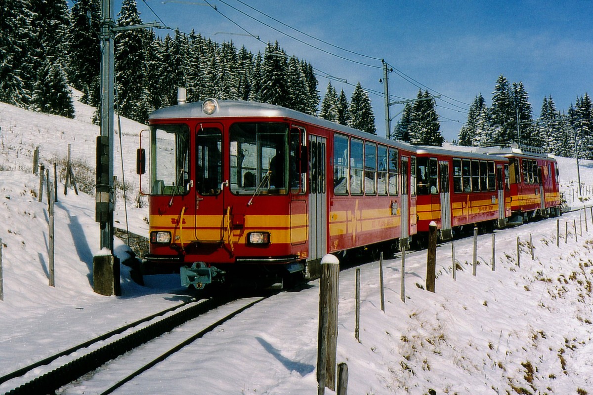 TPC/BVB: Die beiden Dreiwagenzüge mit den BDeh 4/4 81 bis 82 (1976-1977) waren im Februar 1996 noch mit dem alten und dem neuen roten BVB-Originalanstrich auf der Strecke Villars-Bretaye unterwegs. Mit dem einheitlichen  TPC-GRÜN  auf ASD, AOMC, AL und BVB gehört die Farbenvielfalt leider bald der Vergangenheit an. 
Foto: Walter Ruetsch 
