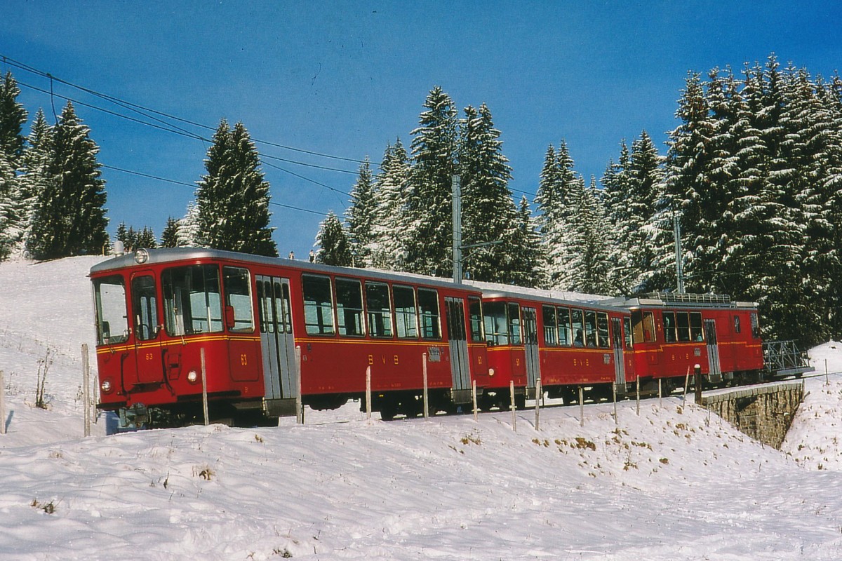 TPC/BVB: Die beiden Dreiwagenzüge mit den BDeh 4/4 81 bis 82 (1976-1977) waren im Februar 1996 noch mit dem alten und dem neuen roten BVB-Originalanstrich auf der Strecke Villars-Bretaye unterwegs. Mit dem einheitlichen  TPC-GRÜN  auf ASD, AOMC, AL und BVB gehört die Farbenvielfalt leider bald der Vergangenheit an. 
Foto: Walter Ruetsch 