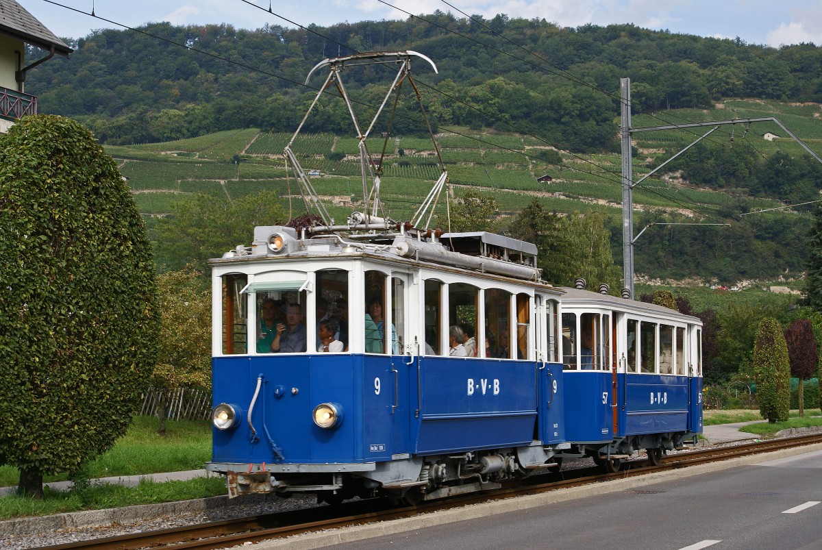 TPC/BVB: Erinnerung an den früheren bereits seit mehreren Jahren eingestellten Trambetrieb zwischen dem Bahnhof Bex und Bévieux. Be 2/2 9 (1915) und C2 57 kurz vor dem Endhalt Bex am 30. September 2006. Beim Be 2/2 9 handelt es sich um den ehemaligen VBZ Be 2/2 1225 der zusammen mit dem baugleichen Be 2/2 8 (ex VBZ Ce 2/2 1148) bei der Strassenbahn Villars-Chesières im Betrieb stand. Dieser Strassenbahnbetrieb wurde am 30.9.1961 eingestellt. Die beiden Anhängewagen C2 57 und C2 58 gelangten 1958 an die BVB, wo sie im Trambetrieb auf der Adhäsions-Strecke Gryon-Villars eingesetzt wurden. Während der Be 2/2 9 in Villars und Gryon für Dienst- und Rangierfahrten hinterstellt wird, ging der Be 2/2 8 zurück nach Zürich an den Tramverein.   
Foto: Walter Ruetsch 