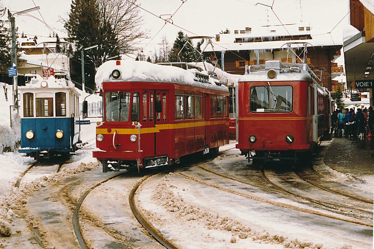 TPC/BVB: Winterstimmung im Januar 1987 auf dem Bahnhof Villars-sur-Ollon mit Be 2/2 8 (ex VBZ Ce 2/2 1148), Xe 4/4 1501 (ex VBZ Be 4/4 1501) und den BDeh 2/4 25 und BDeh 2/4 23. Bei guten Schneeverhältnissen mussten die Züge von und nach Bex wegen den vielen Wintersportlern oft mit 2-3 BDeh 2/4 Triebwagen geführt werden.
Foto: Walter Ruetsch