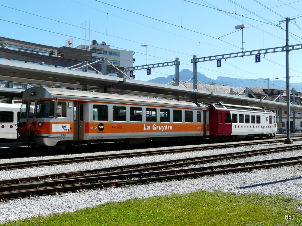 tpf 1000 mm - Regio mit dem Steuerwagen Bt 253 und dem Triebwagen Be 4/4 151 im Bahnhof Bulle am 03.09.2013