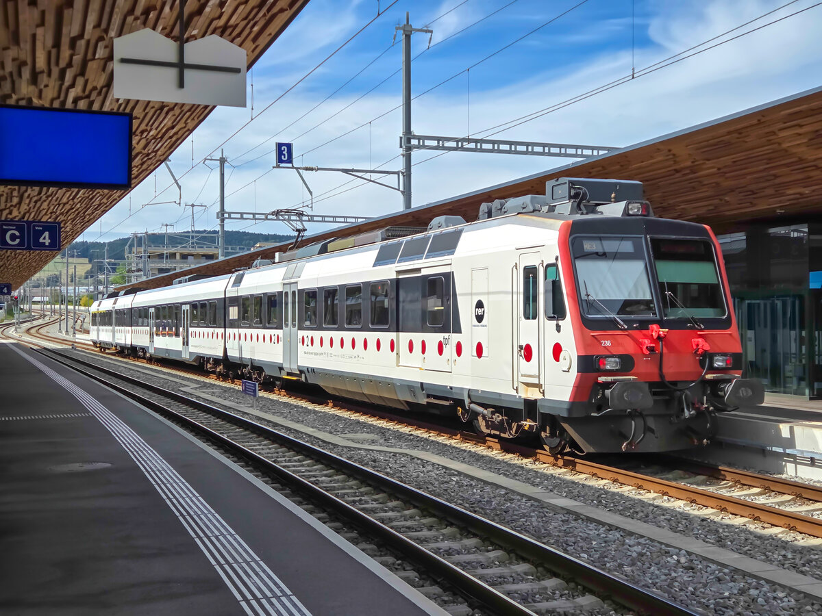 TPF 560 236 steht mit dem RE 3 nach Schmitten in Bulle, 29.08.2026.