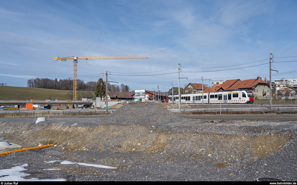 TPF ABe 4/12 105 als S60 Montbovon - Palézieux durchfährt am 3. März 2019, dem letzten Betriebstag der Strecke Palézieux - Châtel-Saint-Denis vor dem Ersatz des alten Bahnhofs, die Baustelle des neuen Bahnhofs Châtel-Saint-Denis.