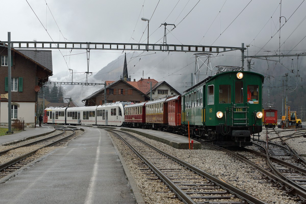 TPF: Am 9. Januar 2016 warteten der TRAIN FONDUE mit dem Be 4/4 116 und die S 60 Montbovon–Broc Fabrique mit zwei Be 2/4 in Montbovon auf dem selben Geleise auf ihren nächsten Einsatz.
Foto: Walter Ruetsch